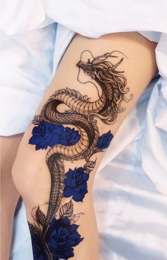  Tatouage Dragon Noir Et Fleurs Bleues Sur La Cuisse 