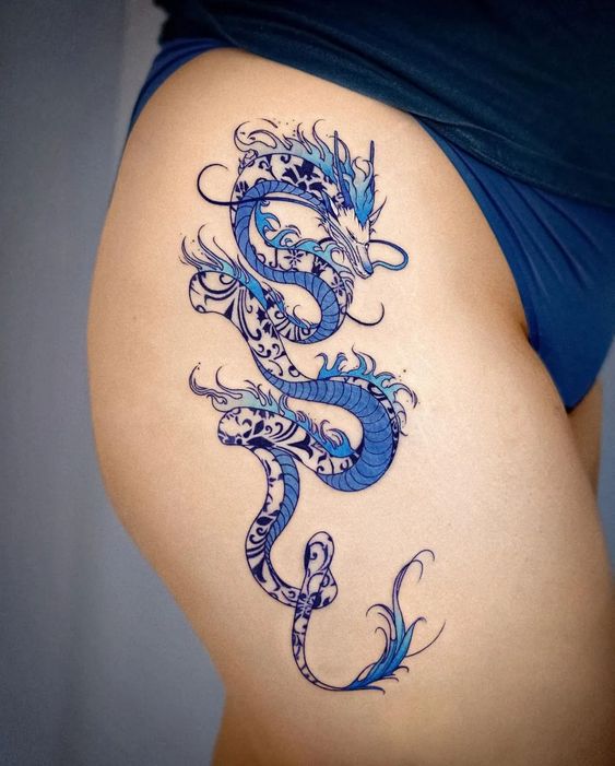 Tatouage Dragon Blanc Et Bleu Sur La Cuisse 