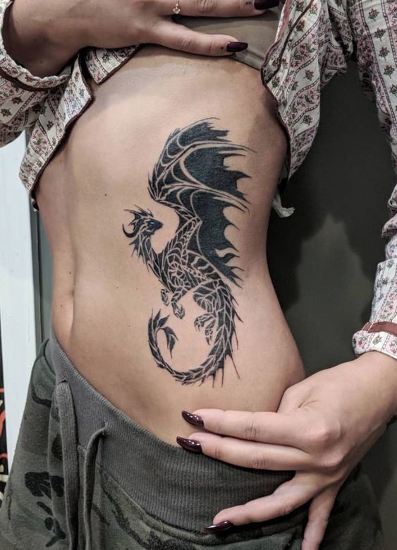 Tatouage Dragon Noir Sur Les Côtes 