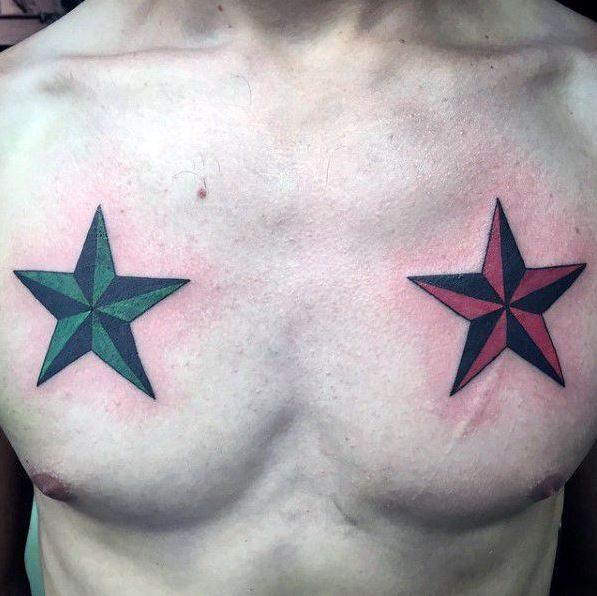 Tatouage Deux étoiles Verte Et Rouge Sur Le Torse 