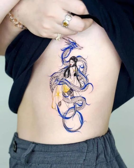 Tatouage Dragon Bleu Et Femme Sur Les Côtes 