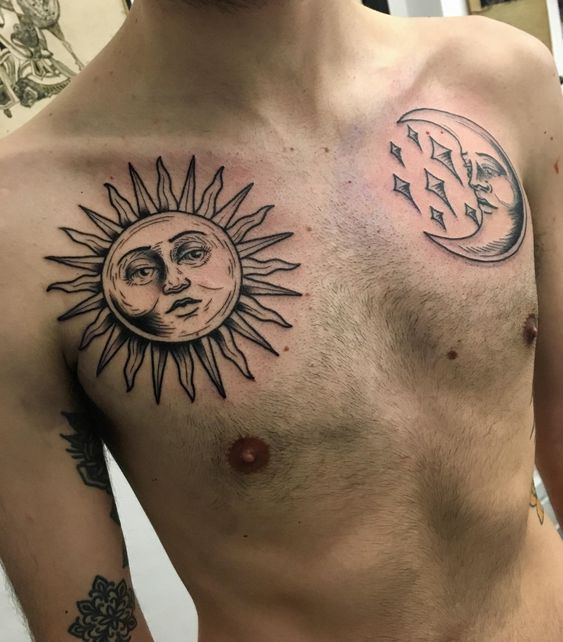 Tatouage Soleil Et Lune à Visage Sur Le Torse 