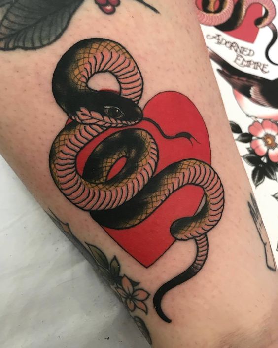 Tatouage Serpent Et Coeur Rouge Sur La Cuisse 