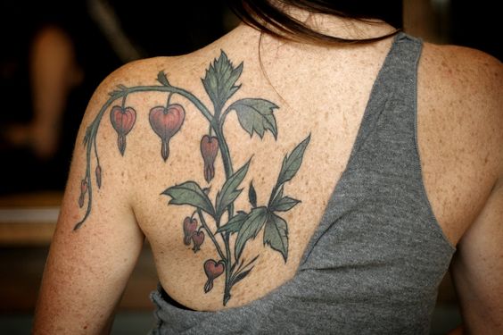 Tatouage Plante Et Coeurs Sur Le Dos 