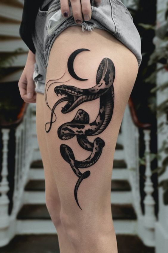  Tatouage Serpent Et Lune Noire Sur La Cuisse 