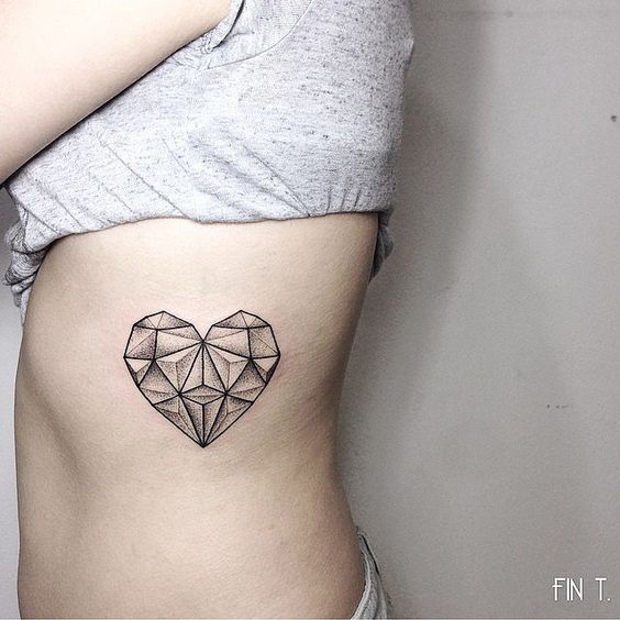 Tatouage Coeur Géométrique En Diamant Sur Les Cotes