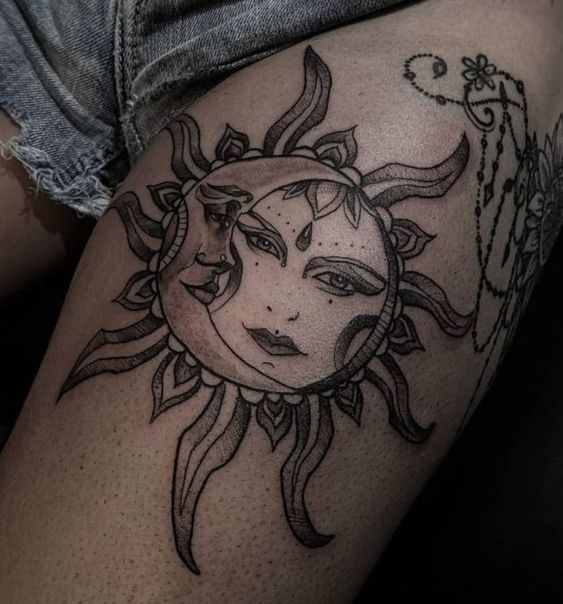 Tatouage Lune Et Soleil Avec Visages Sur La Cuisse 