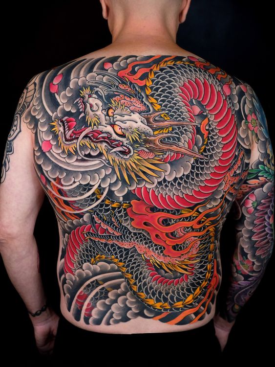 Tatouage Dragon Noir Et Rouge Sur Le Dos 