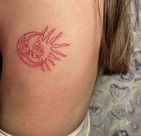 Tatouage Soleil Et Lune à L'encre Rouge Sur Les Côtes 