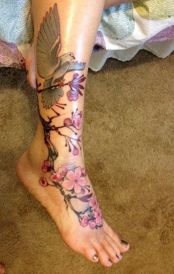 Tatouage Pied Avec Fleurs De Cerisier Et Colombe 