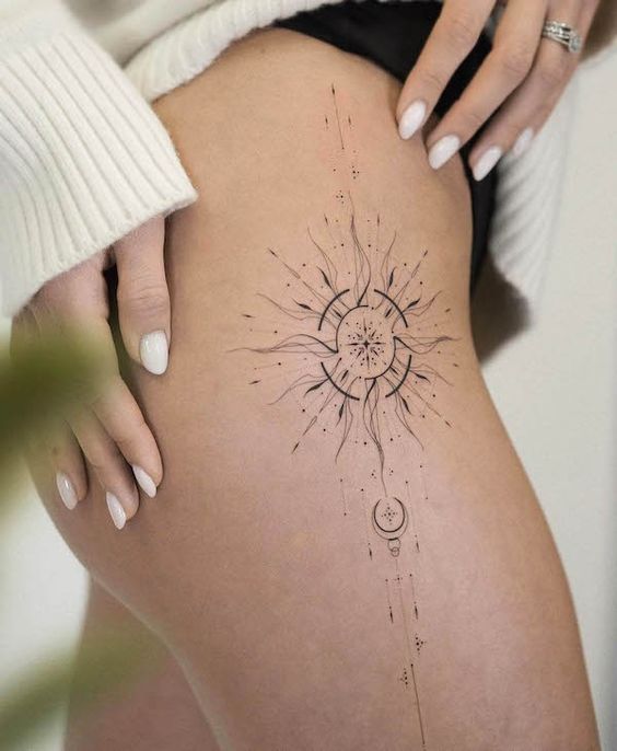 Tatouage Soleil, Lune Et étoiles Ornementaux Sur La Cuisse 