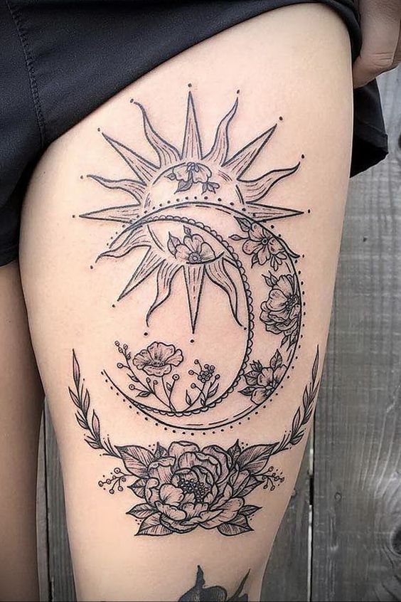 Tatouage Soleil, Lune Et Fleurs Sur La Cuisse 
