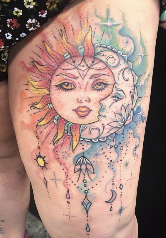 Tatouage Soleil, Lune Et Couleurs Aquarelles Sur La Cuisse 