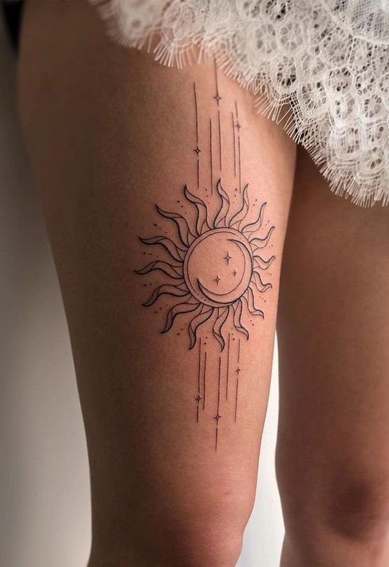 Tatouage Soleil, Lune Et étoiles Filantes Sur La Cuisse