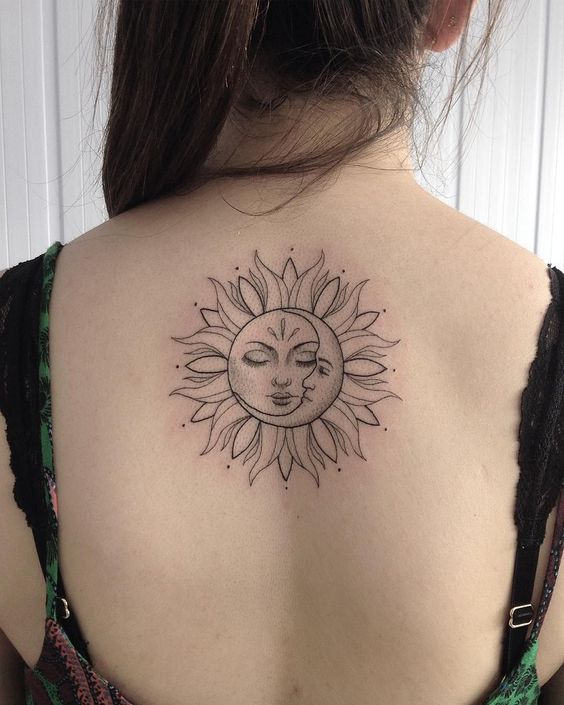 Tatouage Lune Et Soleil En Fleur Sur Le Dos 