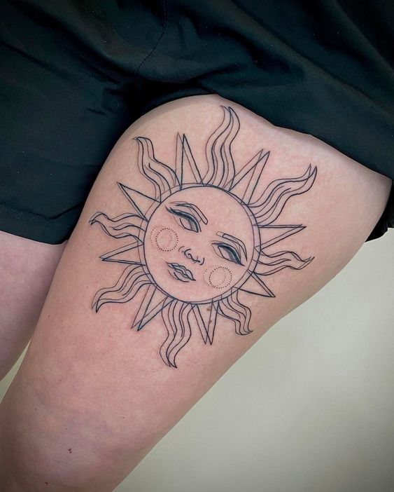 Tatouage Soleil Avec Illusion D'optique Sur La Cuisse 