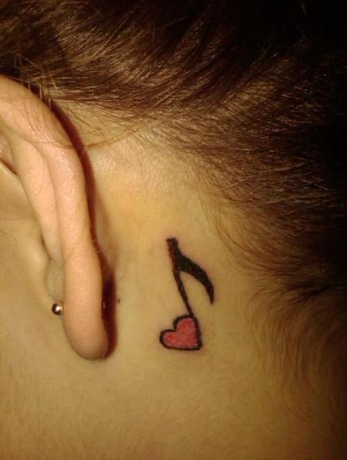 Tatouage Note De Musique Et Coeur Rouge Derrière L'oreille 