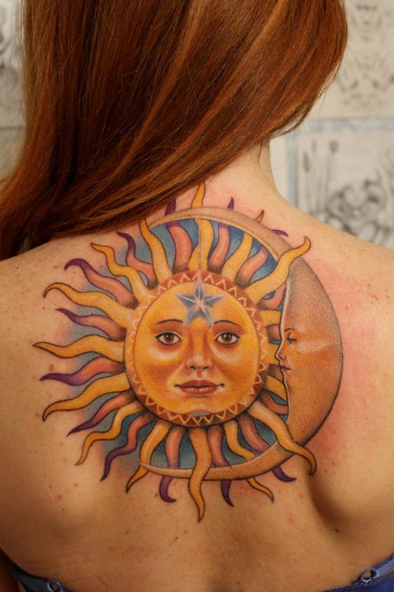 Tatouage Lune Et Soleil Colorés Sur Le Dos 