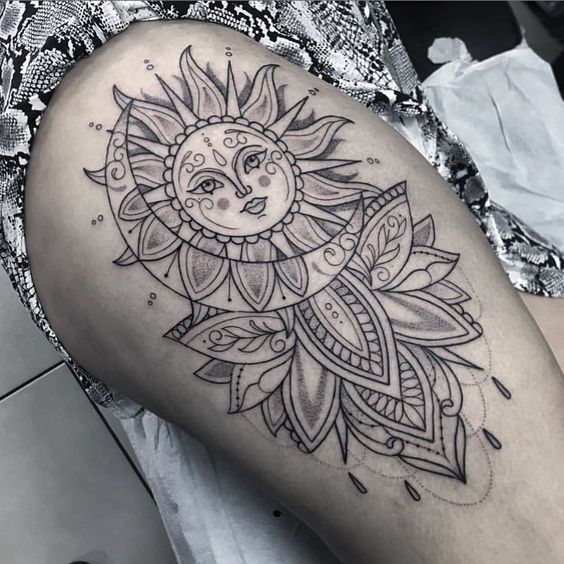 Tatouage Soleil, Lune Et Mandala Sur La Cuisse 