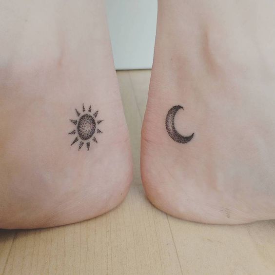 Tatouage Soleil Et Lune Discret En Dotwork Sur Le Pied 