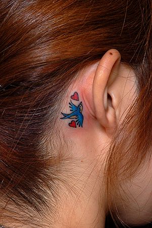 Tatouage Deux Coeurs Rouges Et Oiseau Bleu Derrière L'oreille