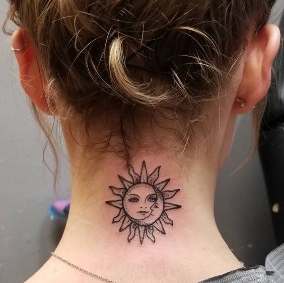 Tatouage Croissant De Lune Et Soleil Sur La Nuque 