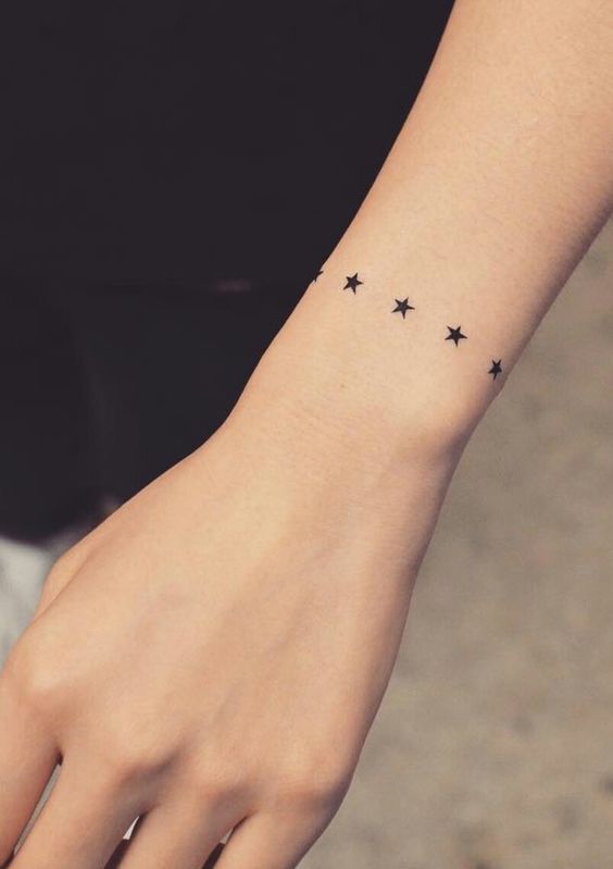 Tatouage étoiles En Bracelet Sur Le Poignet 