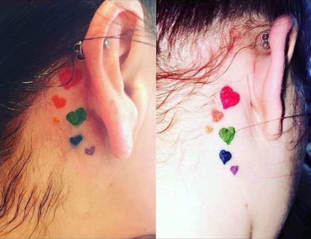Tatouage Six Coeurs Colorés Derrière L'oreille 