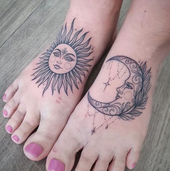 Tatouage Soleil Et Lune à Visage Avec Bijoux Sur Le Pied 