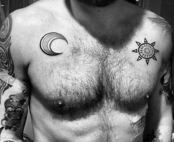 Tatouage Soleil Et Lune Géométriques Sur Le Torse 
