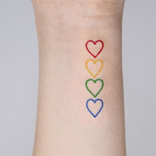 Tatouage Coeurs Minimalistes Colorés Sur L'avant Bras 