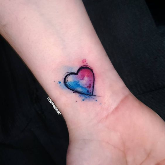 Tatouage Coeur Avec Couleur Aquarelle Sur L'avant Bras 