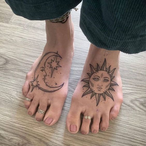 Tatouage Soleil, Lune Et étoiles Sur Les Pieds 
