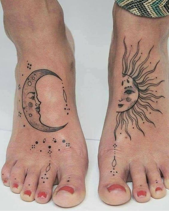 Tatouage Demi Soleil Et Lune Ornemental Sur Les Pieds 