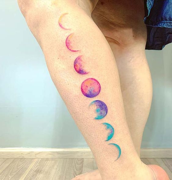 Tatouage Phases De La Lune Multicolore Sur La Jambe 