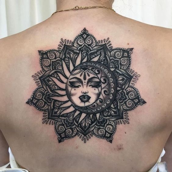 Tatouage Soleil, Lune Et Mandala Sur Le Dos 