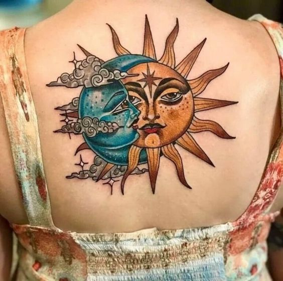 Tatouage Soleil Orange, Lune Bleue Et étoiles Sur Le Dos 