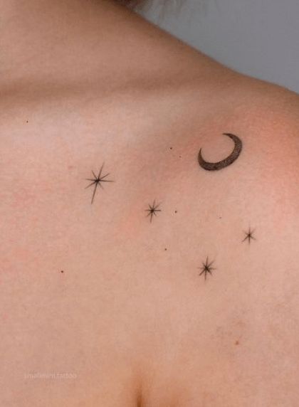 Tatouage étoiles Et Lune Discrètes Sur La Clavicule