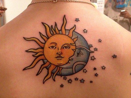 Tatouage Soleil Et Lune Colorés Sur Le Dos