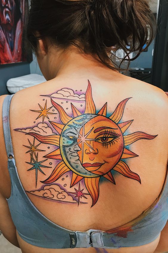 Tatouage Soleil, Lune Et étoiles Colorés Sur Le Dos 