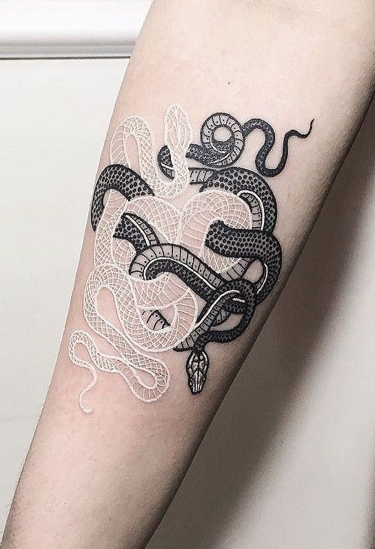  Tatouage Serpents Blanc Et Noir Sur L'avant Bras 