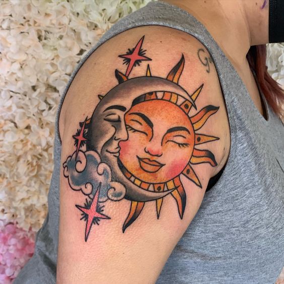 Tatouage Soleil, Lune, Nuages Et étoiles Colorés Sur Le Bras 