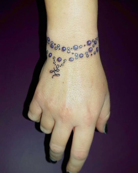 Tatouage Bracelet Avec Perles Violettes Et Initiale 
