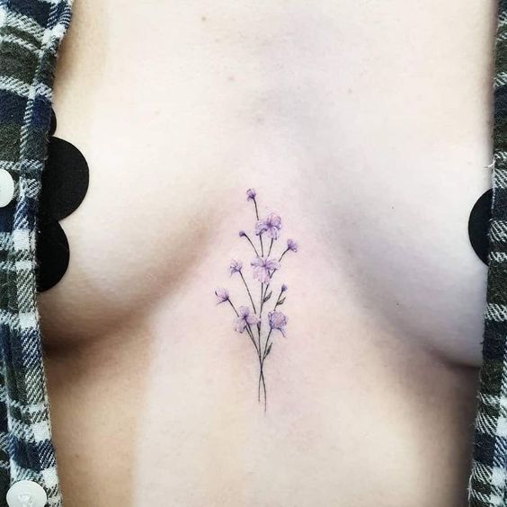 Tatouage Fleurs Violettes Sur Le Sternum