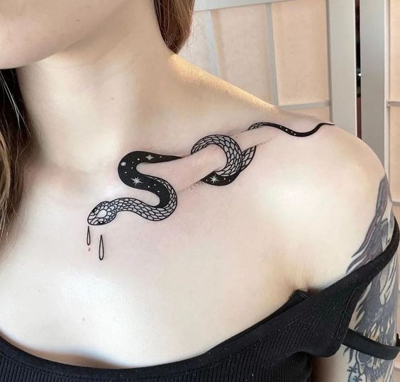 Tatouage Serpent Et Ciel étoilé Sur La Clavicule