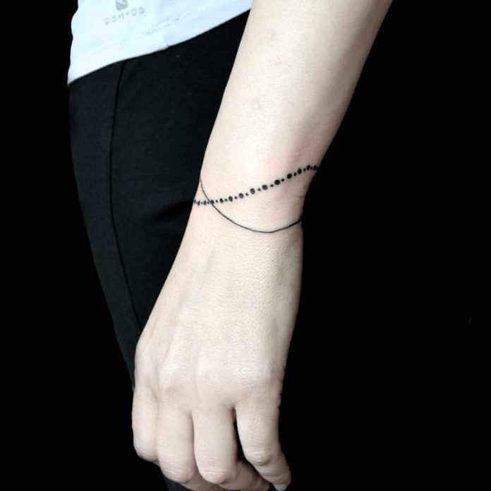 Tatouage Bracelet Avec Dots Et Lignes Fines 