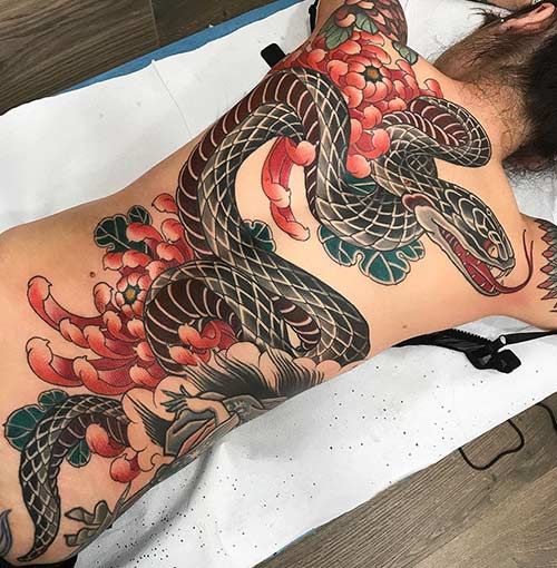 Tatouage Serpent Noir Et Fleurs Rouges Sur Le Dos 