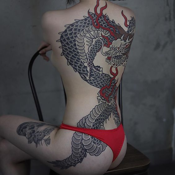 Tatouage Dragon Gris Et Rouge Sur Le Dos 