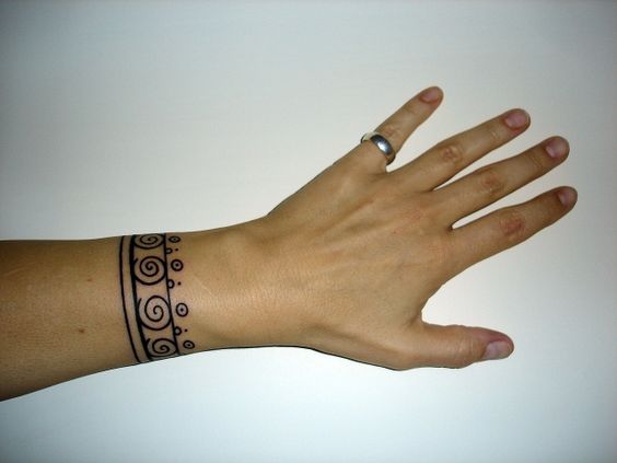 Tatouage Bracelet Tribal En Spiral à L'encre Noire
