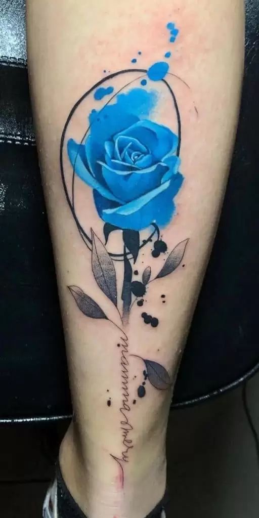 Tatouage Rose En Aquarelle Bleue Et Signature Sur Le Mollet 